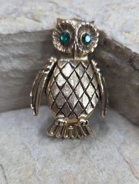 Vintage Vanda USA Gold Owl Brooch with Emerald Green Eyes Opens Trinket